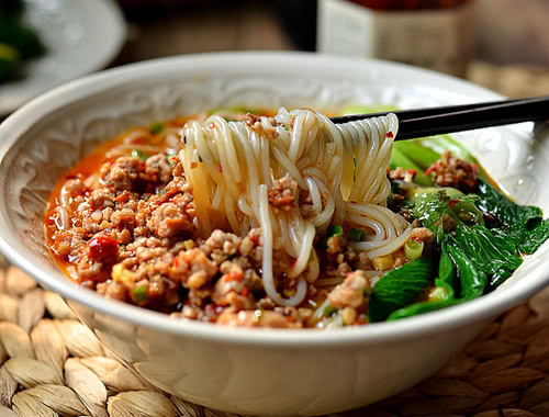 儿童美食食谱推荐:香辣肉酱米线的做法!