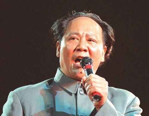 他是演毛主席最像的特型演员, 也是首批“文职将军”享受副军待遇|文职|特型演员|古月_新浪新闻