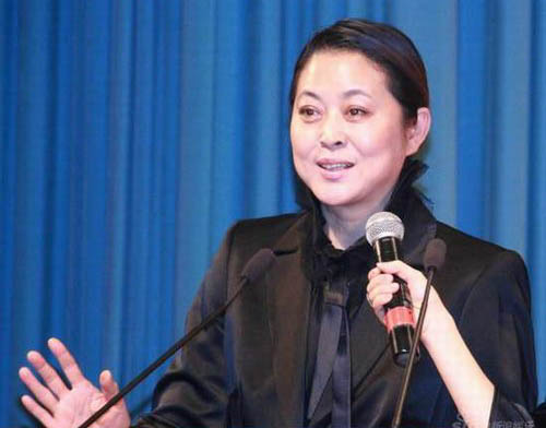 倪萍大姐终于走了.和丈夫移民美国,网友:完美导