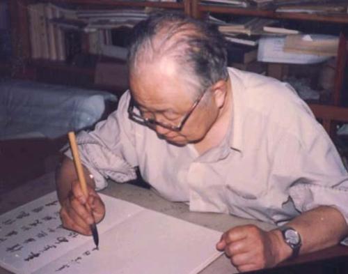 启功先生家世显赫,他是雍正皇帝的九世孙,他的曾祖父是进士,祖父也是