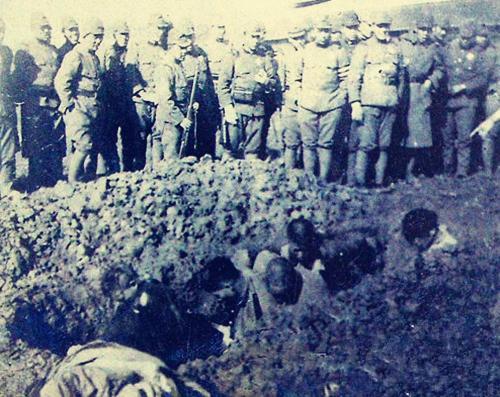 日军偷偷抓走两名小女孩,不打不骂还给糖,做一事丧尽天良!