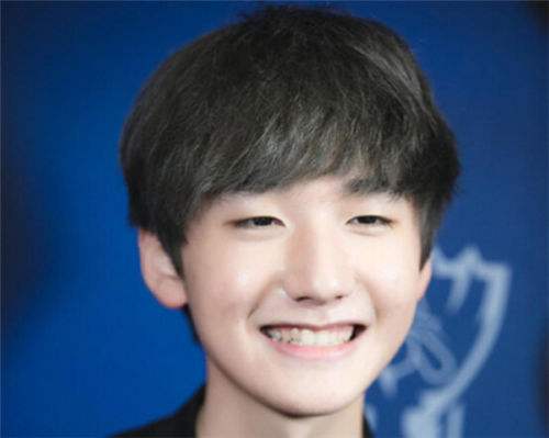 Faker抱男粉丝比抱妹子还开心 到底是恩静还是