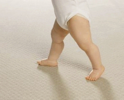 让宝宝多接触地面对身体好,赤脚走路的这几个优点你知道吗?