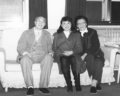 她是开国上将的夫人,才貌双全,与将军的爱情故事令人羡慕