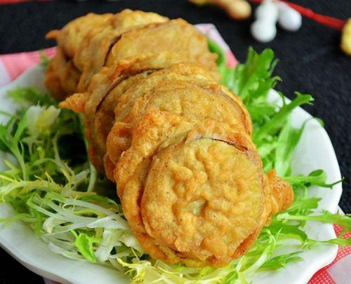 炸茄盒,茄子片放到鸡蛋糊里挂糊,再下油炸,好吃的不得了!
