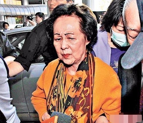 许世勋夫妇隔三岔五被拍,李嘉欣的婆婆简剑勋却不太耐烦的模样!