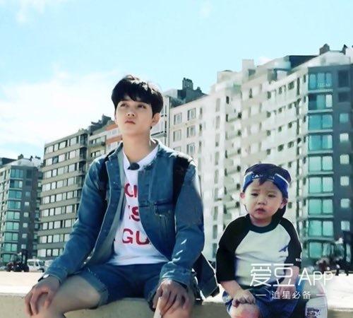 171212 盘腿坐加上不高兴脸,萌到肝颤的小7崽