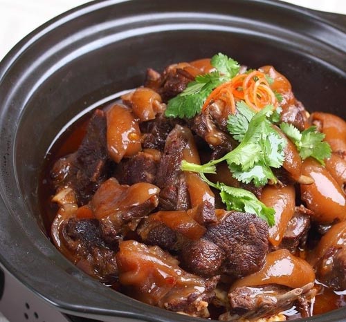 狗肉下锅,加酱油,老酒爆炒.加水,盖锅盖焖煮.