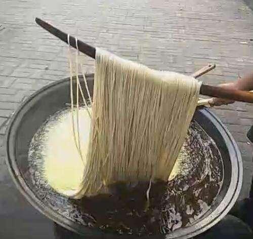 农村大妈把面条扔油锅里炸,周围的人按捺不住了,一下子就卖光了