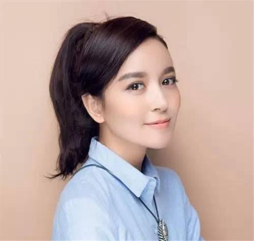 step 3:从发辫中挑出一小束发丝,缠绕在马尾发的发绳处,最后用黑矛夹