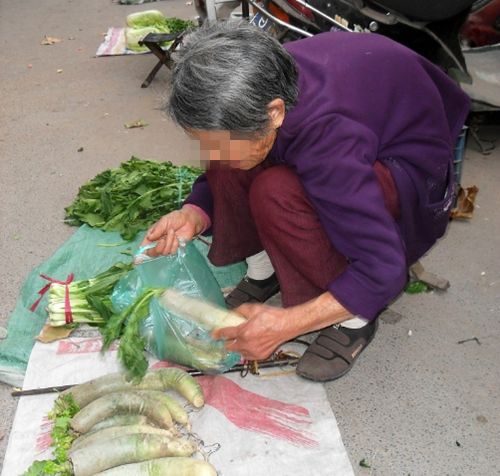 妈妈贪小便宜,买菜少给钱,6岁男孩自掏零花钱:我替我妈妈给