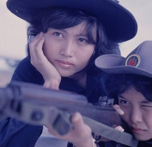 张万年说: 用炮炸死她们