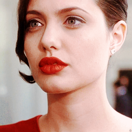 安吉丽娜·朱莉(angelina jolie)是很多男人心中的女神,其性感的厚