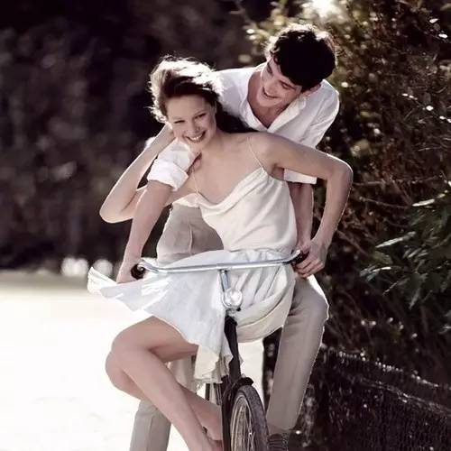 男人对你做这几个动作,说明他比想象中更爱你