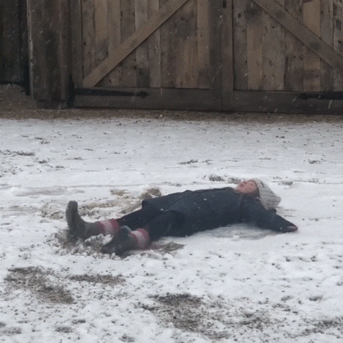 贝克汉姆爱女小七躺雪地打滚,白雪公主玩疯了