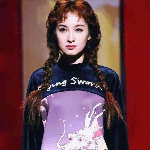 像极了奥黛丽赫本,因此,网友也称她为"东北赫本",吴昕也算进入了时尚