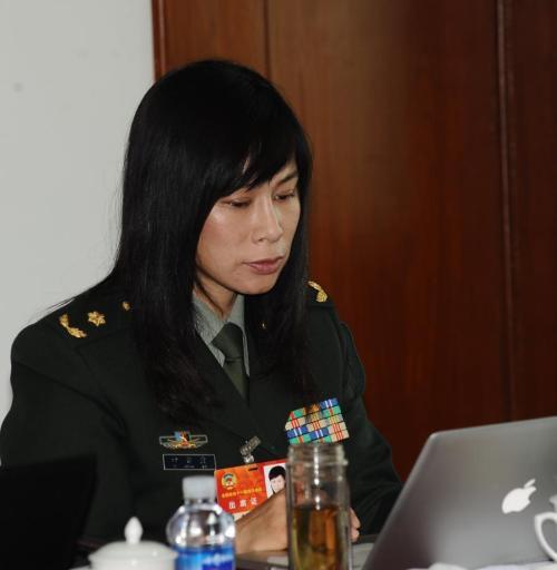 中国速滑第一人13岁穿军装,退役后考上博士,如今当上女将军