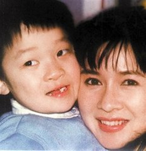 蔡明全家福曝光,老公是"家庭妇男",儿子竟为《泰囧》编剧