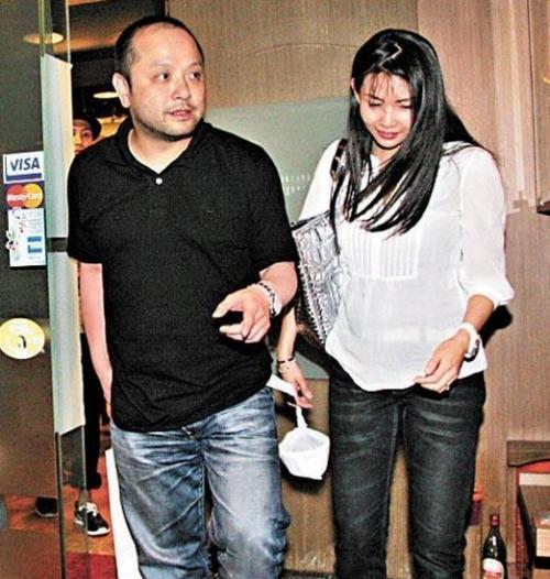 邱淑贞全家近照曝光,女儿是大美女,同龄丈夫看起来比她老20岁