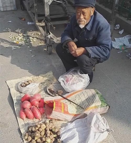 90岁多老大爷街边卖菜不是为了钱,背后真相却让人心酸!