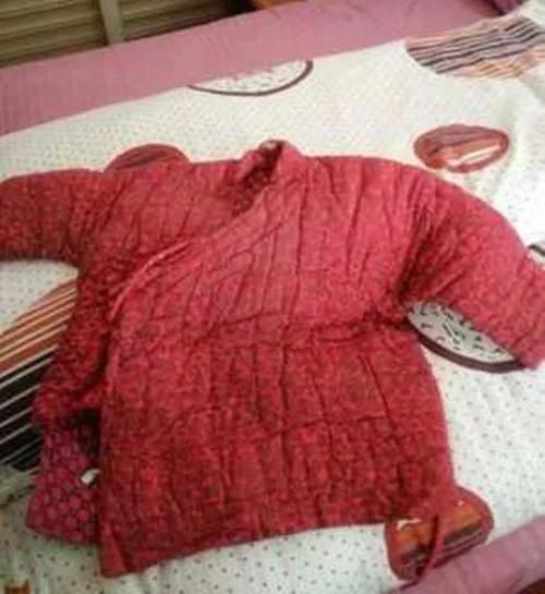 女儿周岁,婆婆送来破棉袄,大家都笑话我,打开棉袄我感激婆婆