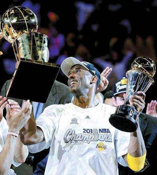 首先,科比职业生涯一共五次捧起总冠军奖杯,包括一次三连冠和一次两