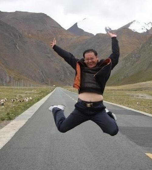 搞笑ps集锦:大神觉的从楼顶被人踹下去的姿势才是最帅气的!