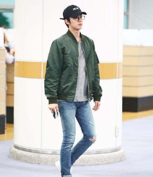 吴世勋简单时尚街拍网友却另有总结:这才是男神冷酷的法宝