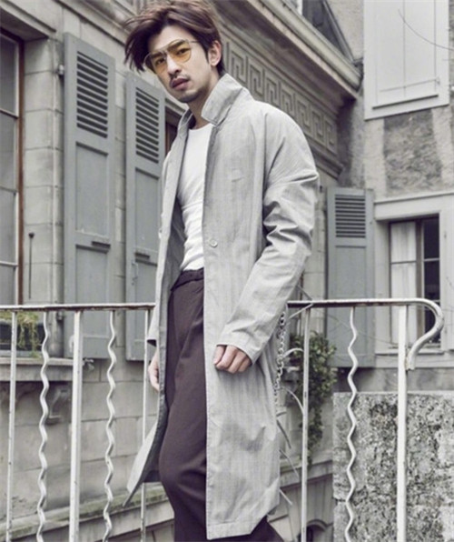 整个造型儒雅大气,再配上一副橙色膜的太阳眼镜点缀,使陈柏霖由内而外