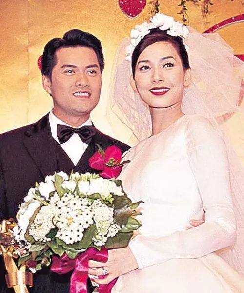 在最初与香港巨富之子郑家成恋爱时,郑家成被曝与蓝洁瑛密会,邝美云