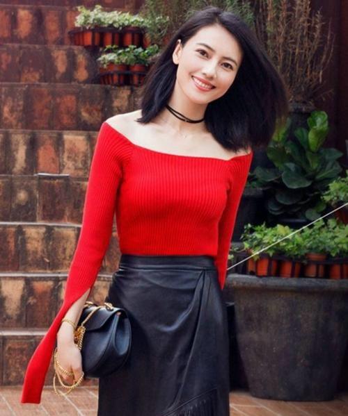 国内最美女星，章子怡开保时捷，刘亦菲驾法拉利，最后一位最霸气