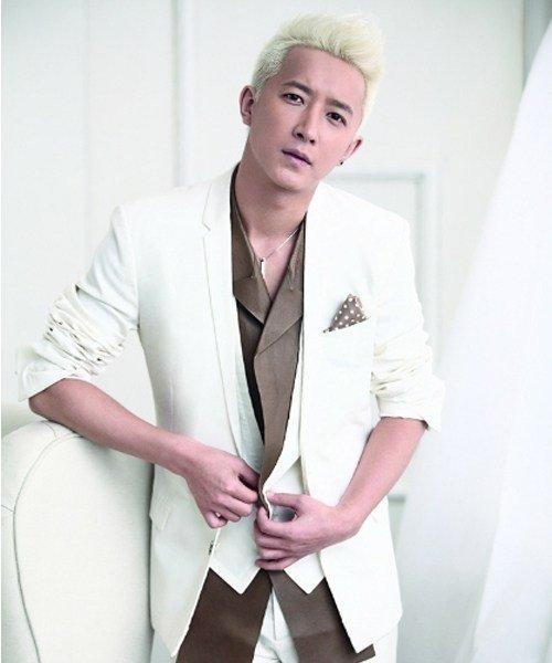 鹿晗的这张照片十分帅气,白色头发配上鹿晗白皙的面庞,丝毫不突兀