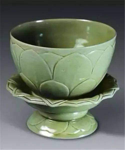 文物介绍唐代五瓣葵口凹底斜腹秘色瓷碟