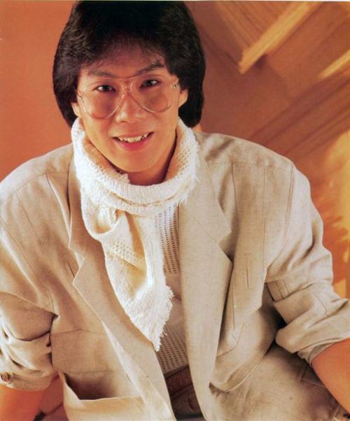 曾经的歌坛巨星,后为张学友谭咏麟创作,准备复出却遭遇横祸