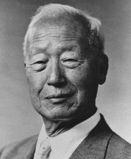 他四度出任总统,拒绝与日本建交,但国民对其评价都不高