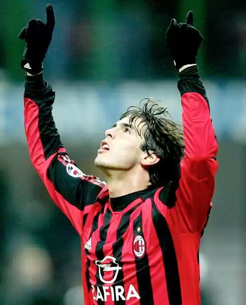 卡卡并不是伤病造成身体巅峰期短而是自身的致命缺陷导致