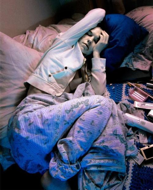 摄影师跟拍吸毒女孩,记录她戒毒过程中的容貌变化