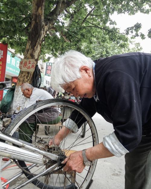 八旬老太太修理自行车四十余年,以劳动代健身,一举两得