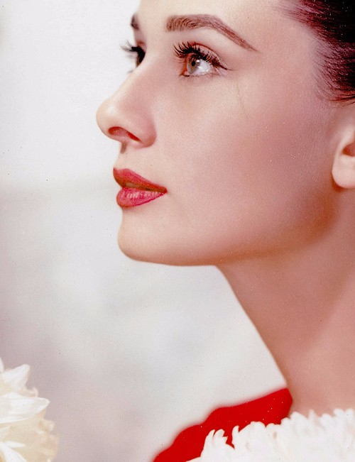 当赫本的老照片变成彩色,你就会知道为什么她能成为"世纪女神"