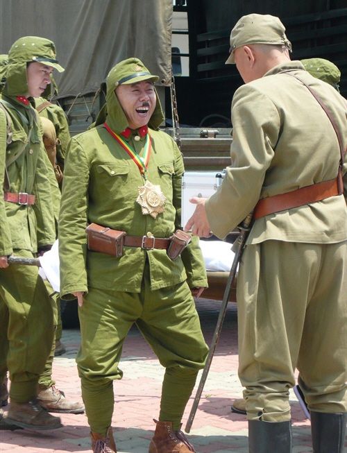 还有人说这是日本人在外边作战时条件不便,拿着两块布用来方便的,大家