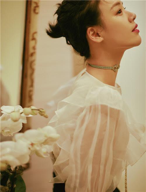 马思纯唯美写真曝光 妩媚精致上演迷人侧颜杀