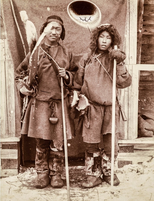 库页岛原住民阿伊努人在炼铁.