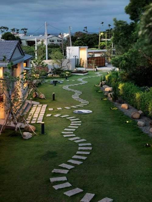 现代风独栋别墅: 回应蓝天草地呼唤,有大庭院的混凝土居所