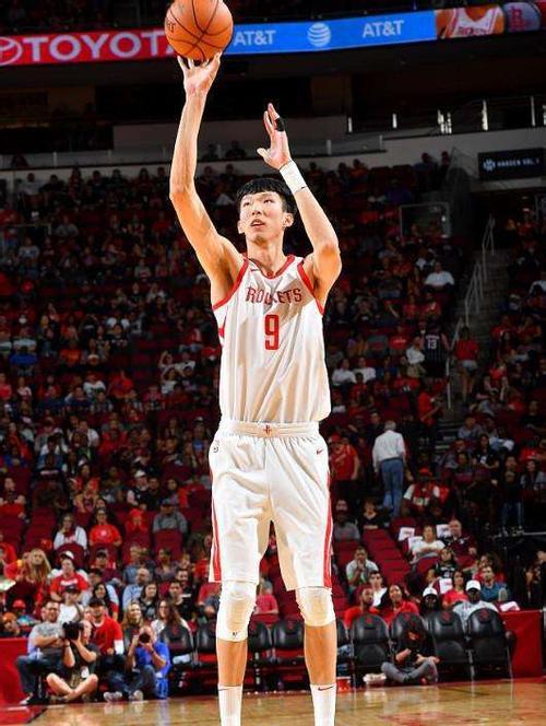 周琦下放NBA发展联盟豪强,应该多向前辈学习