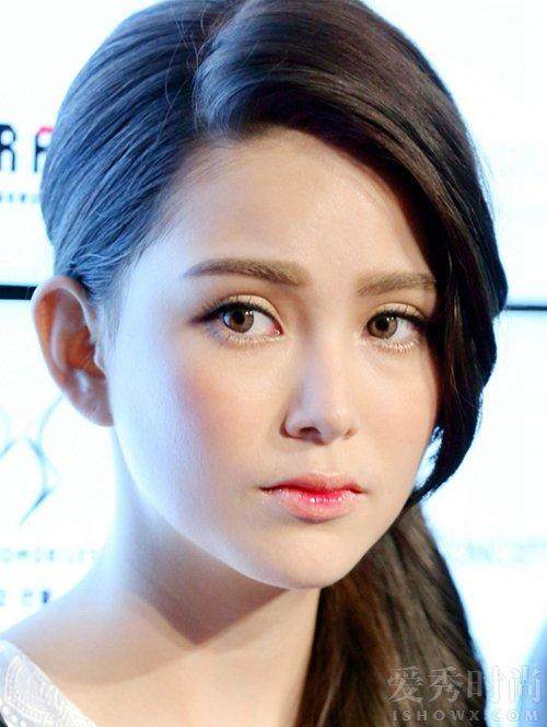 女星咬唇大比拼,刘亦菲知性,昆凌动人,看到赵丽颖心醉了!