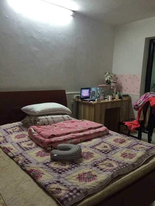 床和另一边的书桌房间的床