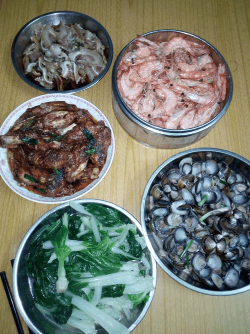 有一种生日餐叫做妈妈做的腊味排骨饭, 看到满桌的美食我只想吃它