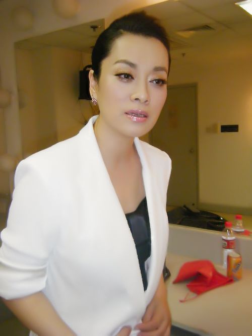 她9次上春晚,演出服菜市场买的,嫁百亿富豪,43岁冒险生子