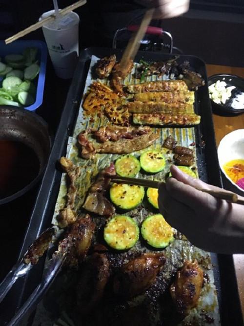 放假回家,在家里自己烧烤,晒着暖洋洋的太阳 吃烧烤,美滋滋