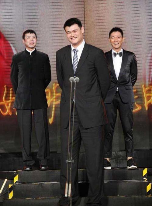 明星和姚明合影是什么感觉?曾志伟超萌